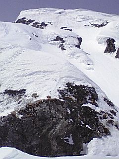二峰の取付きから見る主峰の雪壁