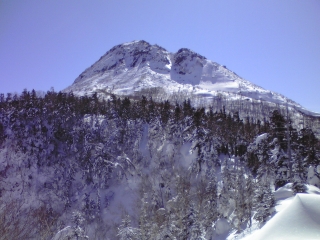 座禅山から見る白根山の北面