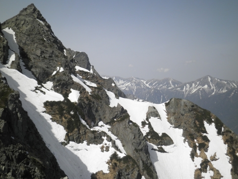 ４峰から見る明神岳主峰と東稜のラクダの背