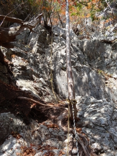 ２つ目のコルの先にある露岩