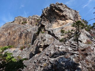 大ナゲシ頂上直下の岩