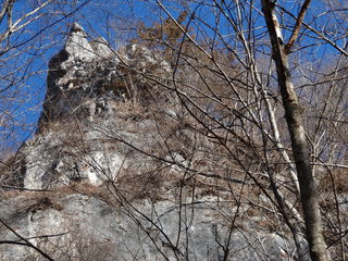 赤岩峠下の右手の岩峰