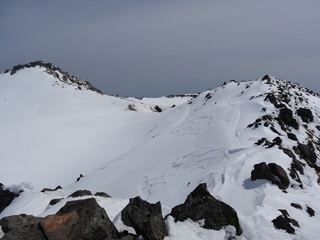 剣ヶ峰山頂（左のピーク）を振り返る