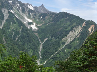 最低鞍部から見る槍ヶ岳と横尾本谷