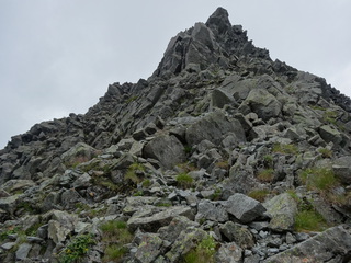 上部の大岩に手が触れる所まで稜上を行く
