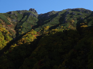 トラロープ帯上部から見る明神岳３峰と４峰